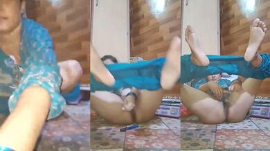 Hot Bhabhi Fucking Bottle After Oiling Them